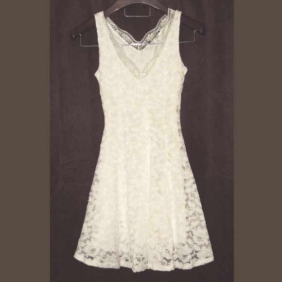 Love Chesley Dresses & Skirts - Love Chesley white stretch lace dress